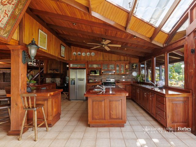 21368 - Spacious mountain home in Fraijanes with 5 bedrooms. — photo 13 of 21