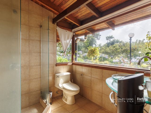 21368 - Spacious mountain home in Fraijanes with 5 bedrooms. — photo 18 of 21