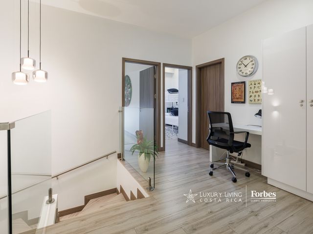 21374 - Turn-key luxury home in San Antonio Urbano Condominium, Escazú — foto 13 de 21