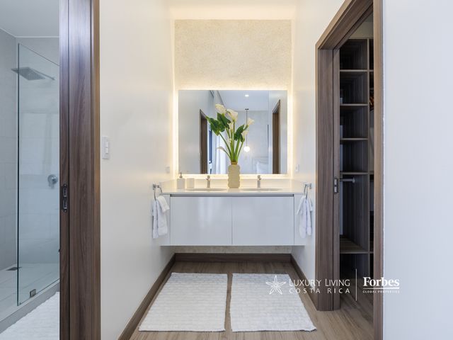 21374 - Turn-key luxury home in San Antonio Urbano Condominium, Escazú — foto 18 de 21