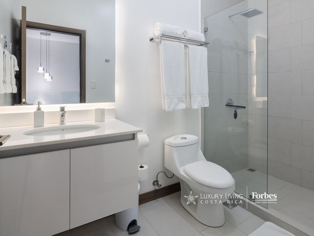 21374 - Turn-key luxury home in San Antonio Urbano Condominium, Escazú — foto 17 de 21