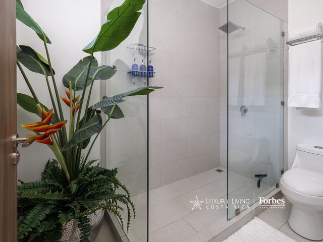 21374 - Turn-key luxury home in San Antonio Urbano Condominium, Escazú — foto 19 de 21