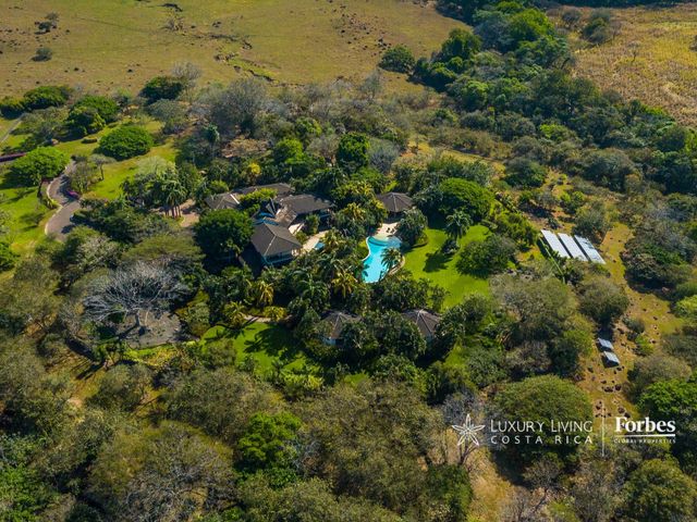 20418 - Luxury Residence with Private Lake and 23.7 Hectares, La Garita — photo 1 of 21