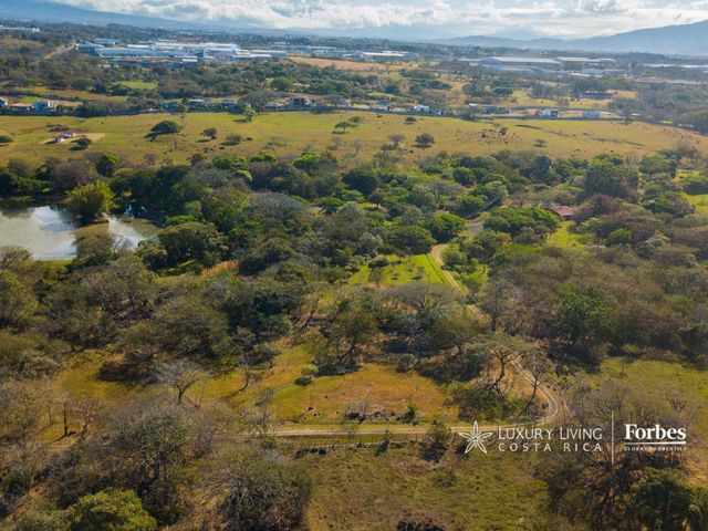 20418 - Luxury Residence with Private Lake and 23.7 Hectares, La Garita — photo 6 of 21
