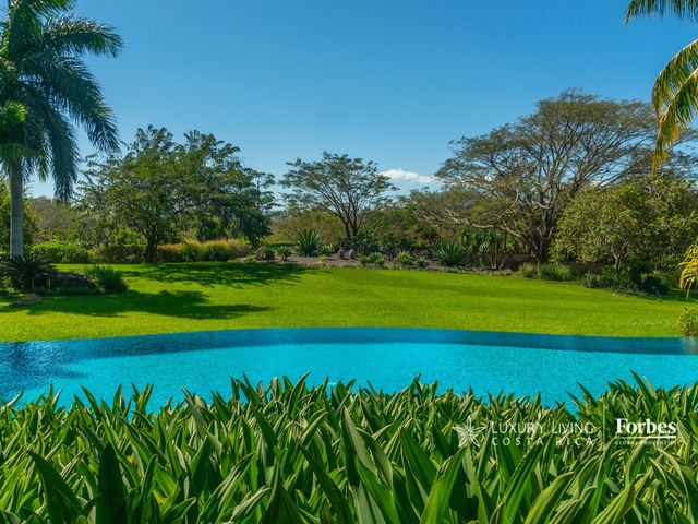 20418 - Luxury Residence with Private Lake and 23.7 Hectares, La Garita — photo 18 of 21