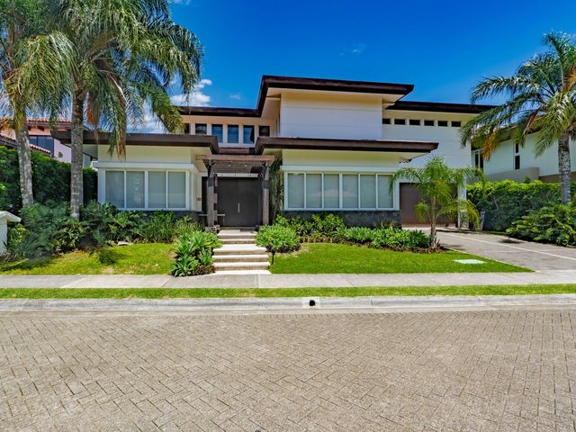 VENTA DE CASA EN HACIENDA DEL SOL — photo 1 of 19