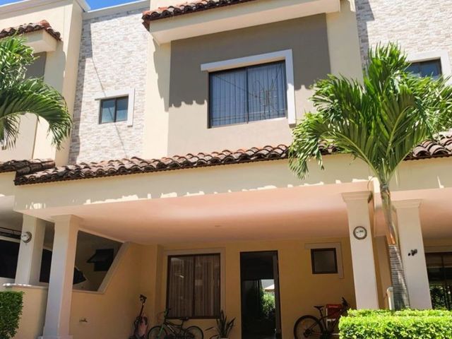 FOR SALE-Casa remodelada en Santa Ana Hills — foto 1 de 6