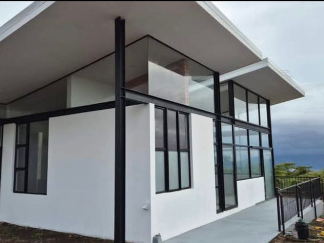 VENTA / (se Alquila) HERMOSA cASA  DE 1 PLANTA en San Rafael de Heredia — photo 2 of 6