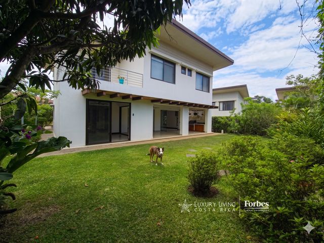 21405 - Luxury house with 4 bedrooms, terrace, and garden in an exclusive condominium — foto 1 de 11