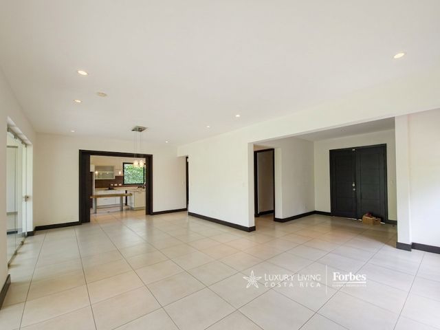 21405 - Luxury house with 4 bedrooms, terrace, and garden in an exclusive condominium — foto 2 de 11