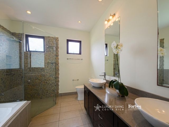 21405 - Luxury house with 4 bedrooms, terrace, and garden in an exclusive condominium — foto 3 de 11