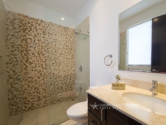 21405 - Luxury house with 4 bedrooms, terrace, and garden in an exclusive condominium — foto 7 de 11