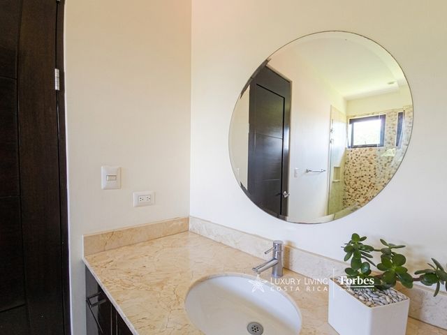 21405 - Luxury house with 4 bedrooms, terrace, and garden in an exclusive condominium — foto 8 de 11
