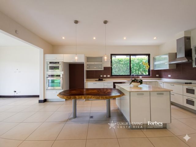 21405 - Luxury house with 4 bedrooms, terrace, and garden in an exclusive condominium — foto 9 de 11