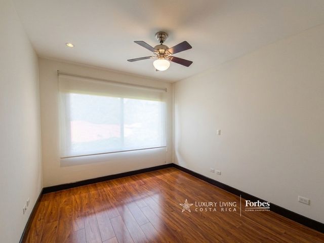 21405 - Luxury house with 4 bedrooms, terrace, and garden in an exclusive condominium — foto 6 de 11