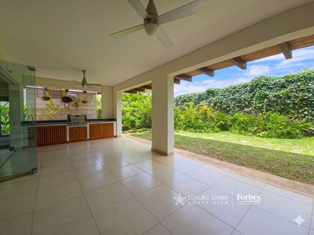21405 - Luxury house with 4 bedrooms, terrace, and garden in an exclusive condominium — foto 10 de 11