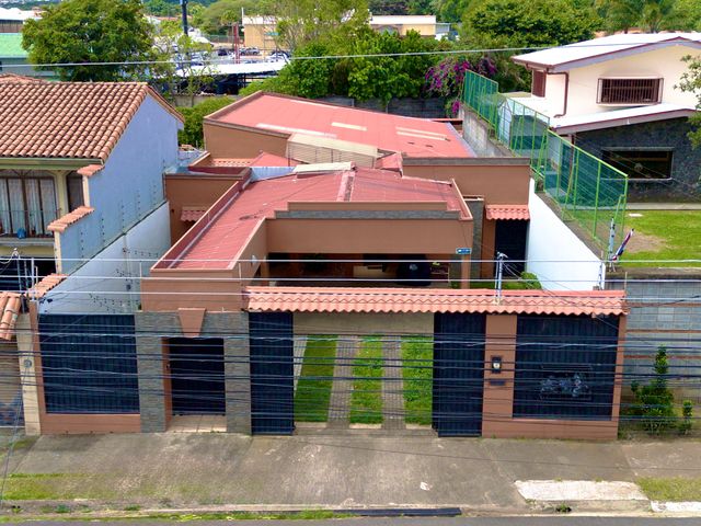 Amplia casa de 3 Habitaciones en Venta en Santo Domingo de Heredia — foto 1 de 5