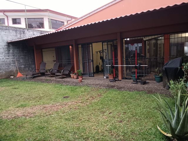 Amplia casa de 3 Habitaciones en Venta en Santo Domingo de Heredia — foto 2 de 5