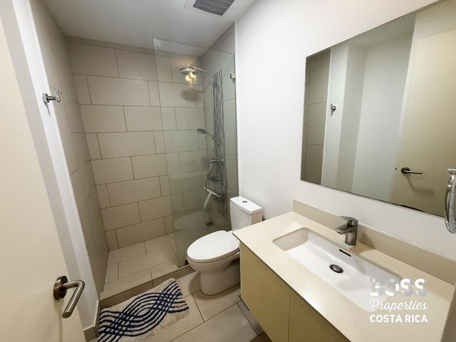 Bathroom — Apartamento Amueblado de 2 Habitaciones en Venta – Escazú Village | Terraza + Vista al Este, photo 7 of 18