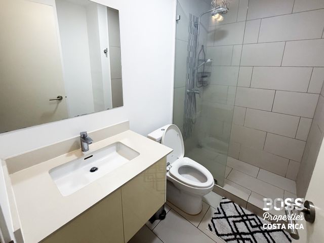 Bathroom — Apartamento Amueblado de 2 Habitaciones en Venta – Escazú Village | Terraza + Vista al Este, photo 6 of 18