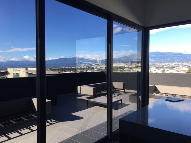 Apartamento Amueblado de 2 Habitaciones en Venta – Escazú Village | Terraza + Vista al Este — photo 15 of 18