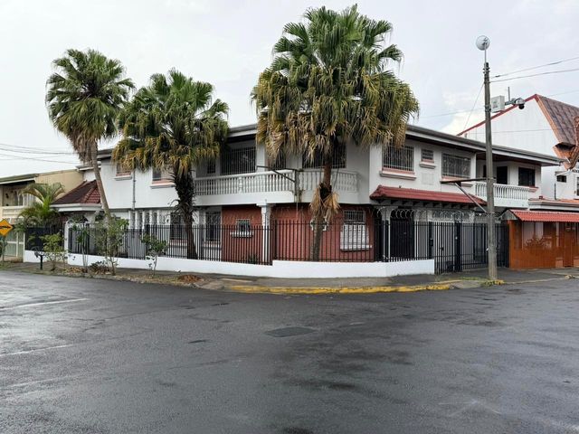 AMPLIA CASA EN VENTA EN ROHRMOSER CON USO DE SUELO MIXTO — photo 1 of 19