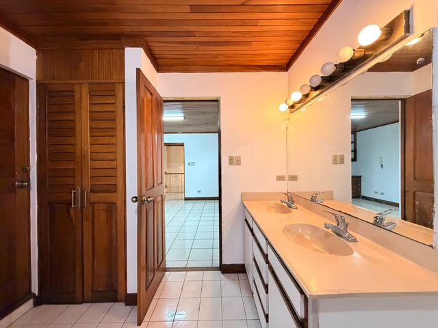 AMPLIA CASA EN VENTA EN ROHRMOSER CON USO DE SUELO MIXTO — photo 17 of 19