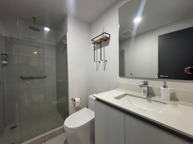 Apartamento amueblado de dos dormitorios y parqueo en Secret Sabana — photo 8 of 15