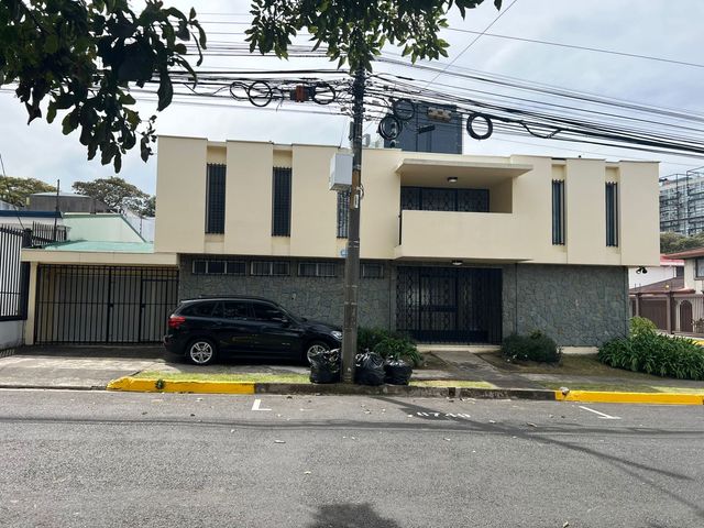 CASA ESQUINERA EN NUNCIATURA, CON TODO EL POTENCIAL POSIBLE — photo 1 of 18