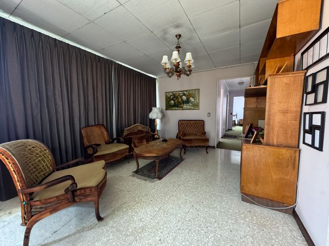 CASA ESQUINERA EN NUNCIATURA, CON TODO EL POTENCIAL POSIBLE — photo 11 of 18
