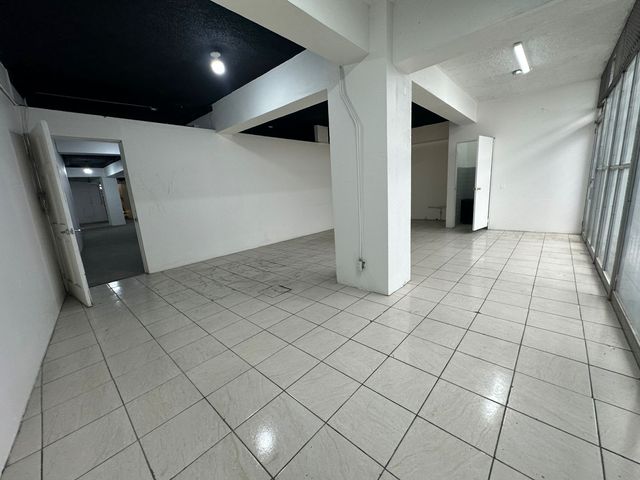 AMPLIO LOCAL COMERCIAL EN AVENIDA CENTRAL SAN JOSE — photo 15 of 17