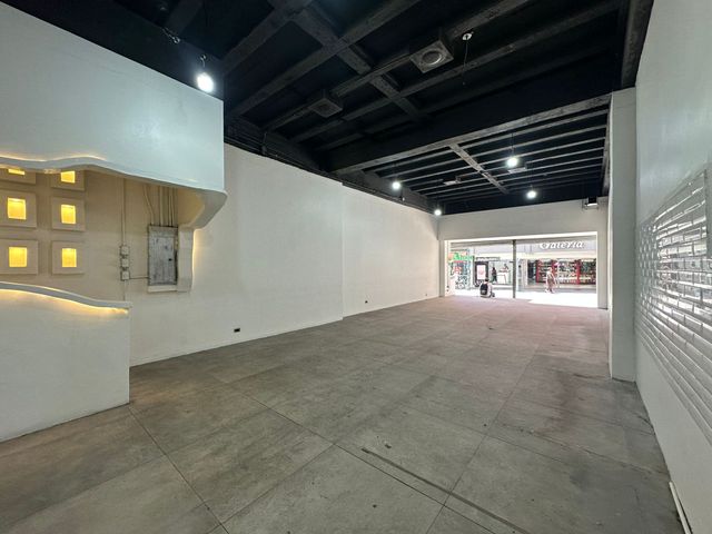 AMPLIO LOCAL COMERCIAL EN AVENIDA CENTRAL SAN JOSE — photo 13 of 17