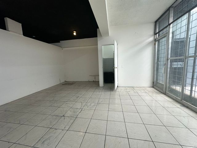 AMPLIO LOCAL COMERCIAL EN AVENIDA CENTRAL SAN JOSE — photo 16 of 17