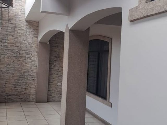 VENDO!!!🎁₡125.000.000  🤝🤝🤝PRECIO NEGOCIABLE  HERMOSA Y AMPLIA CASA EN  JARDINES DE SANTA LUCÍA BARVA DE HEREDIA — foto 8 de 15