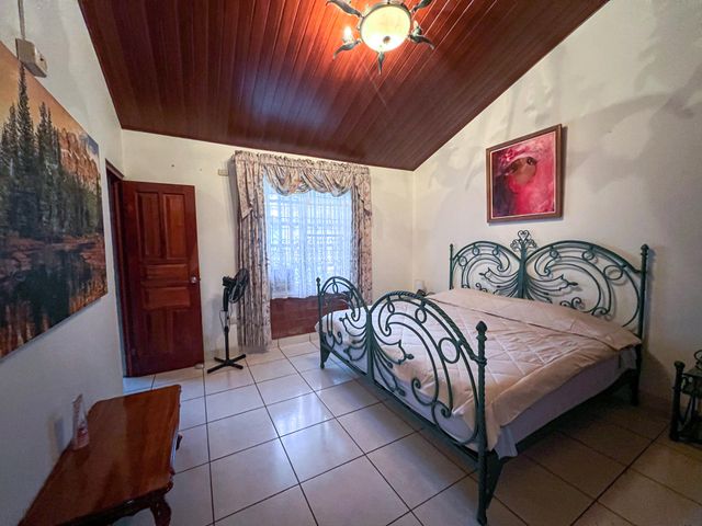 Casa amplia con vista a las montañas en Pérez Zeledón, doble cocina y 3 cuartos — photo 2 of 14