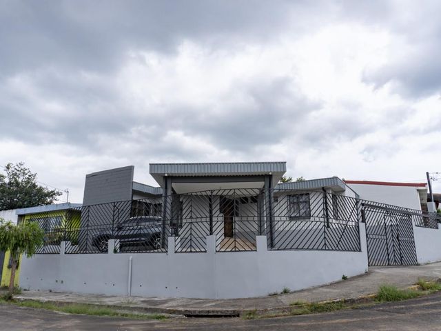 Casa Remodelada en Venta en San Francisco de Dos Ríos — photo 1 of 15