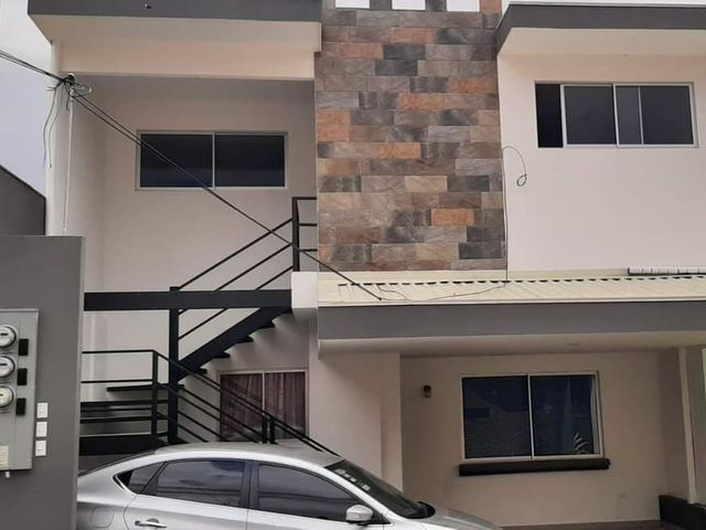 Oportunidad de Inversión Inmobiliaria / 3 Apartamentos generando ganancias — photo 1 of 17
