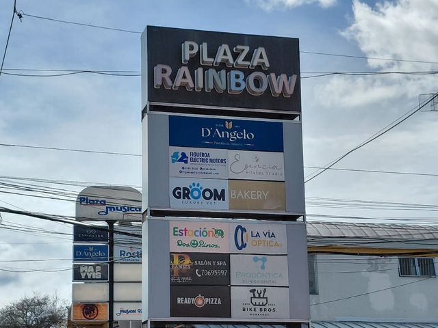 Plaza Rainbow, 3 locales comerciales disponibles — photo 1 of 21