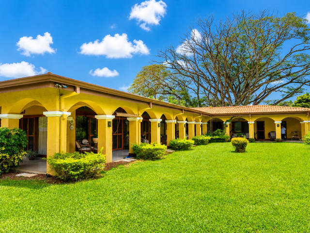 HERMOSA PROPIEDAD CON DOS CASAS — photo 1 of 21