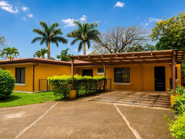 HERMOSA PROPIEDAD CON DOS CASAS — photo 18 of 21