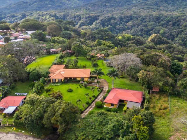 HERMOSA PROPIEDAD CON DOS CASAS — photo 21 of 21