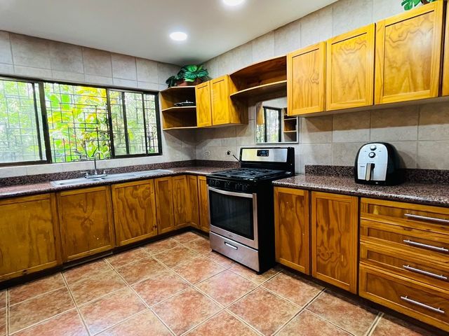 CASA EN VENTA, ESCAZÚ, GUACHIPELIN NORTE, CON PISCINA, CON VISTA — photo 8 of 12