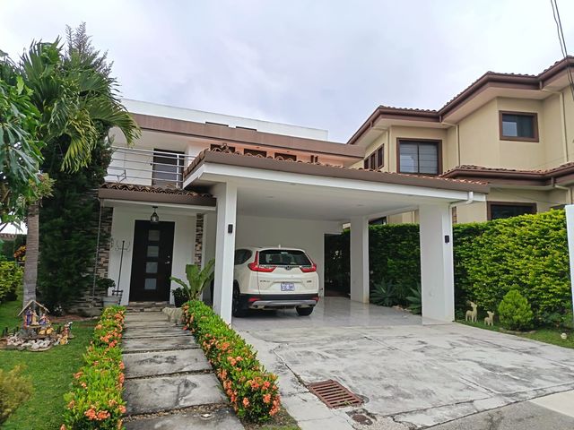 Venta de casa en exclusivo condominio — photo 1 of 15