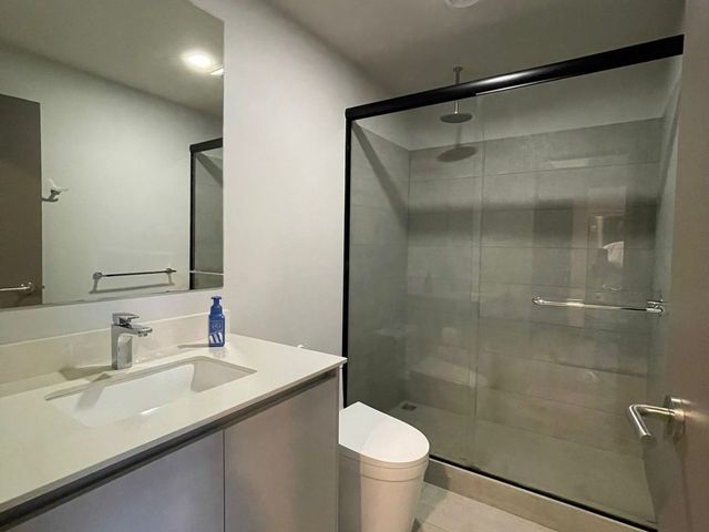 Alquiler de Apartamento con Línea Blanca en Cosmopolitan Tower — photo 4 of 9