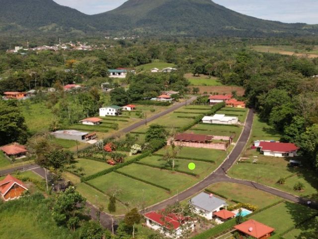 VENTA Lote con vista al volcán, condominio en La Fortuna — photo 1 of 18