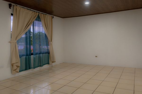 Casa grande en Perez Zeledon, Situada a tan solo 500 metros del reconocido restaurante KFC, cerca del Registro Nacional, próximo al Hospital Metropolitano, supermercados y diversos comercios de Pérez Zeledón — foto 3 de 5