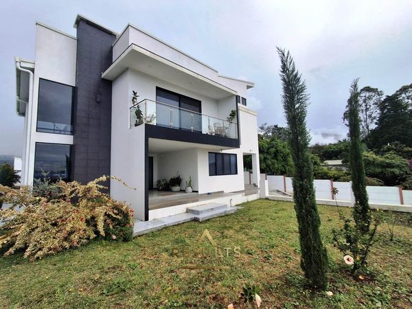 Casa Modern Elegance, San Isidro, Grecia Costa Rica — foto 1 de 4