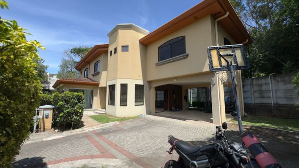 Residencia Colonial en Mora: 4 Hab / 3.5 Baños — 350 m² Const / 774 m² Lote, Valles de Mora, San José Province, Mora, Brasil de Mora, Costa Rica — foto 1 de 5