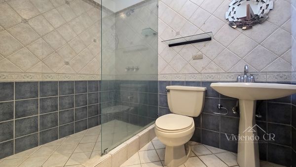 Exclusiva Casa Esquinera - 3DOR/2.5BA - Jaboncillos, Escazú – Cerca de La Paco, Centro Comercial La Paco, San José Province, San Rafael de Escazú, Costa Rica — foto 5 de 5