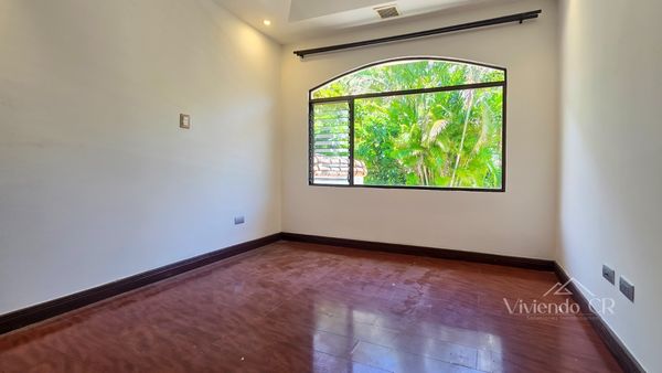 Exclusiva Casa Esquinera - 3DOR/2.5BA - Jaboncillos, Escazú – Cerca de La Paco, Centro Comercial La Paco, San José Province, San Rafael de Escazú, Costa Rica — foto 3 de 5